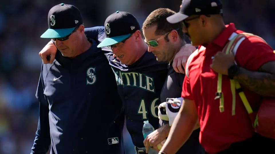 Elly De La Cruz muntah, Trent Thornton harus dibantu keluar lapangan saat pertandingan MLB terganggu panas ekstrem