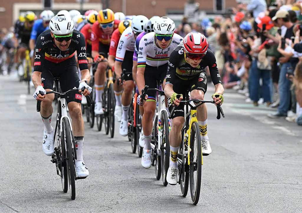 "Sangat bertentangan dengan sifatnya, tetapi dia sangat kuat" – Jonas Vingegaard dan Visma-Lease a Bike menyinari pembukaan Tour de France dalam angin lintang
